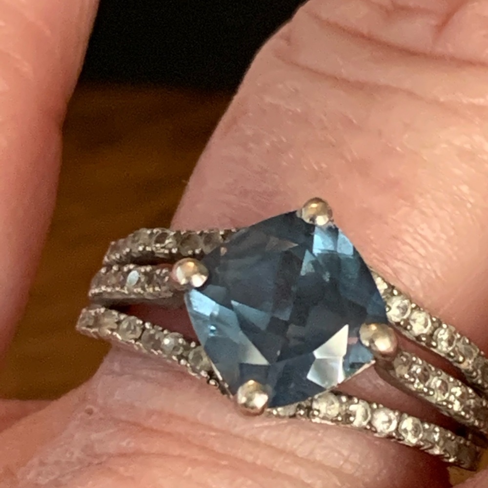 Beautiful sterling silver topaz with white sapphire ring - Picture 4 of 5